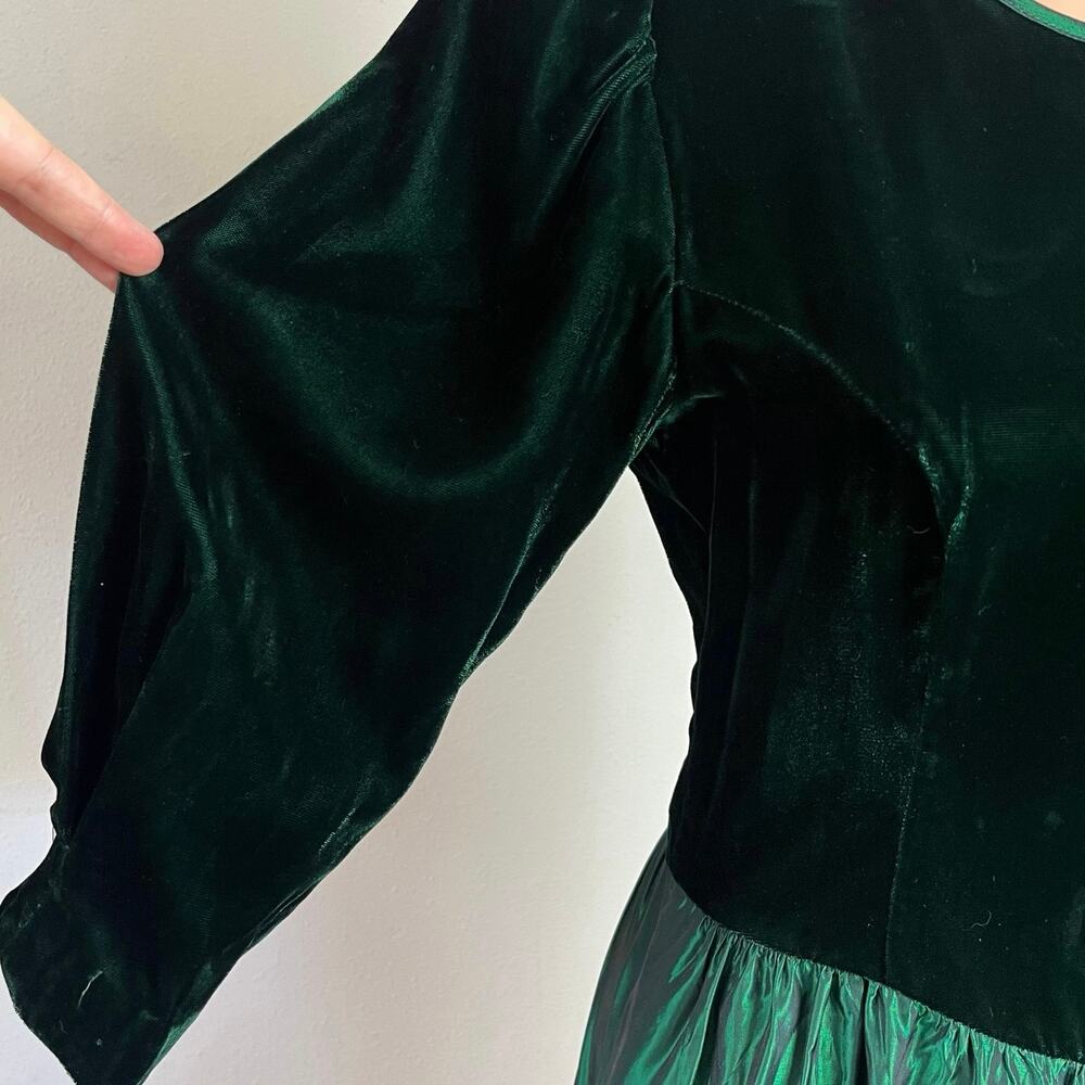 Vintage 80s Green Velvet Taffeta Holiday Dress by Lanz‎ Originals // Medium 6 - Picture 4 of 4